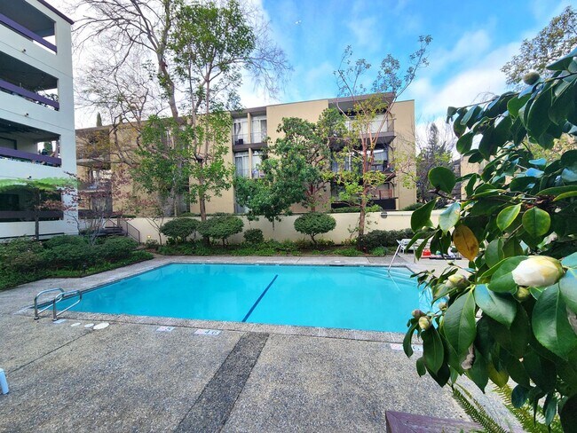Building Photo - Tranquil Living in a Palo Alto Gem: 1-Bedroom Condo on the Third Floor with In Unit Laundry