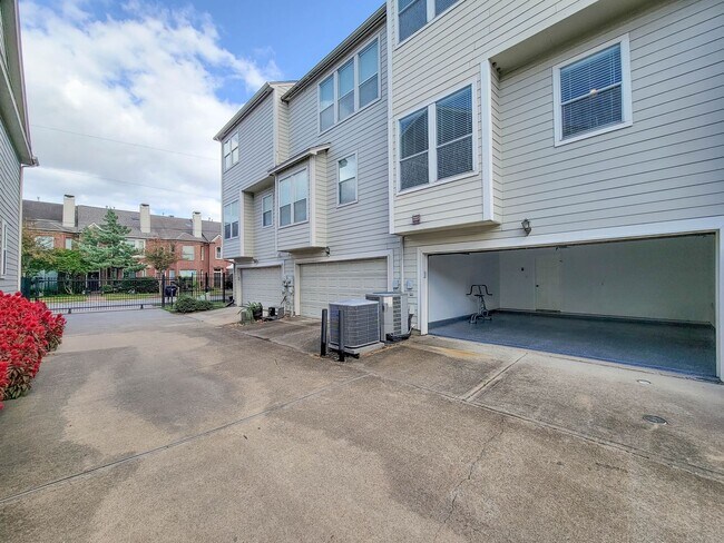 Building Photo - Beautiful Home with a Smart, Functional Fl...