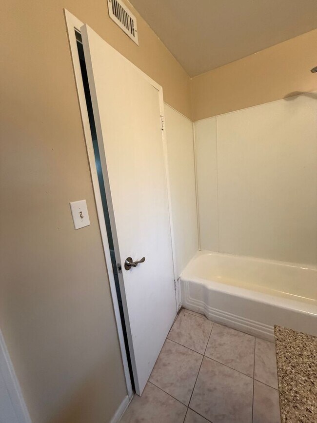 Building Photo - Affordable 3 BD 2 BA house in SW Bakersfield on a corner lot