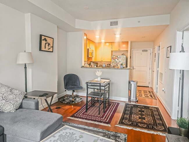 Primary Photo - Modern and Sun-filled 1 Bed 1 Bath Condo I...