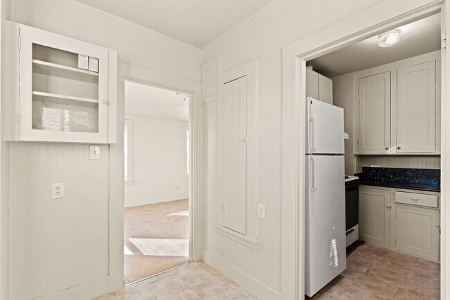 Building Photo - Utilities Included! Bright 2nd Floor Studio in Mosswood Vintage Building