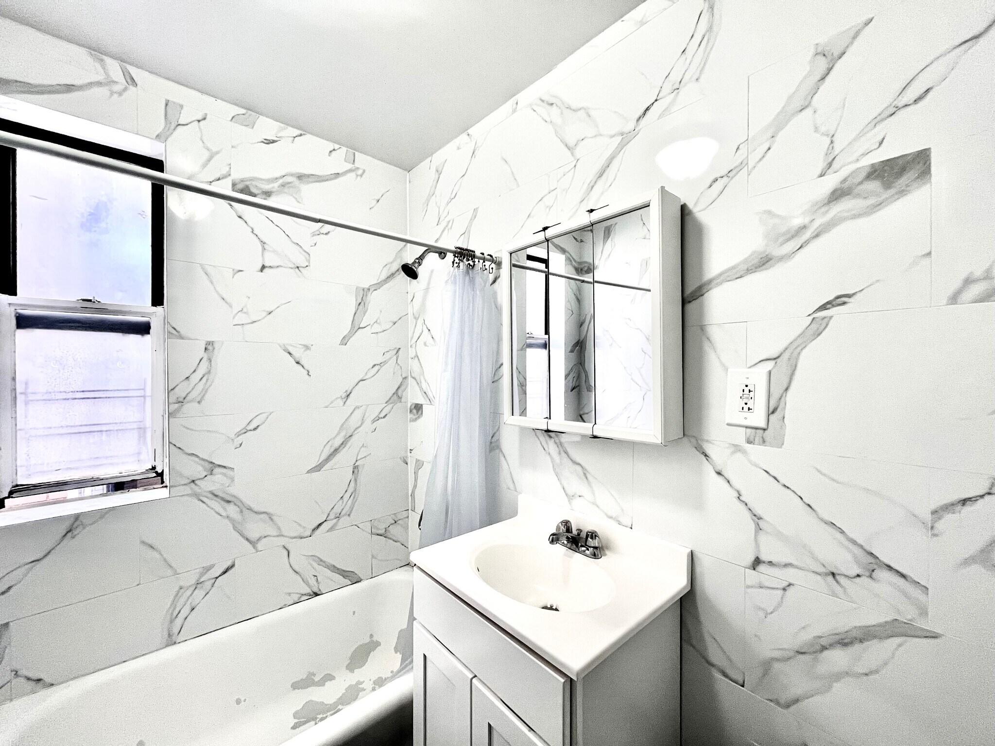 Building Photo - 24 Thayer St