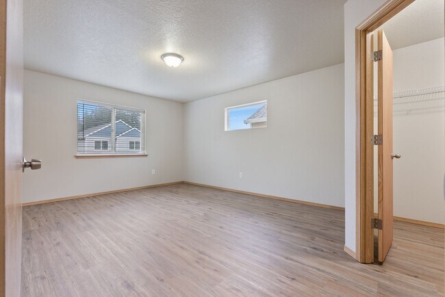 Building Photo - Beautiful 4bed/2.5bath - 1/2 OFF First months rent!