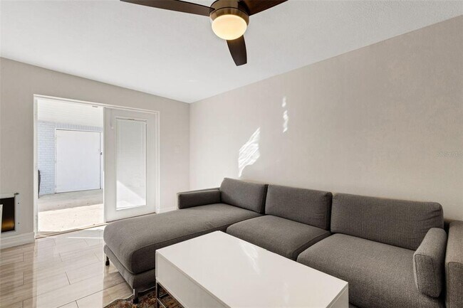 Building Photo - 2914 W Lake Ave