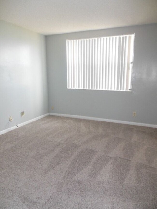 Building Photo - TWO BEDROOM TWO BATHROOM!! FULL LAKE VIEW!