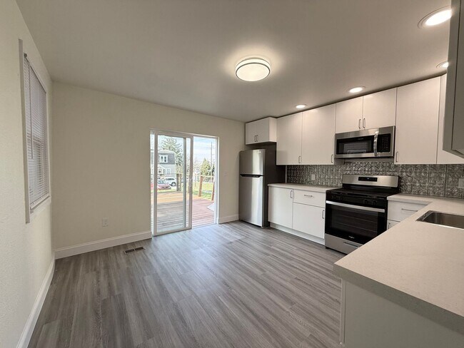 Building Photo - Updated 4BR / 2 Bath Home with off-street parking!