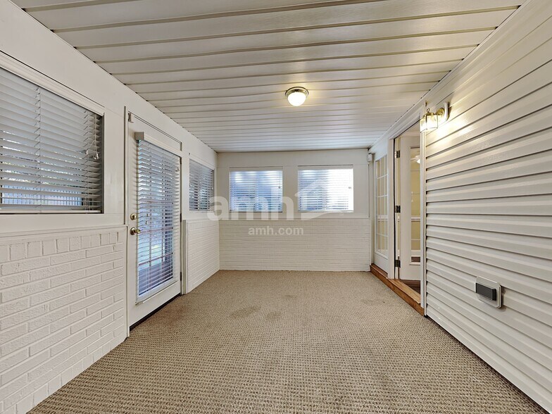 Building Photo - 1268 Beaverton Trl