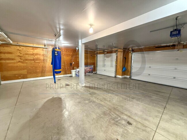 Building Photo - Spacious Eagle Ridge Home