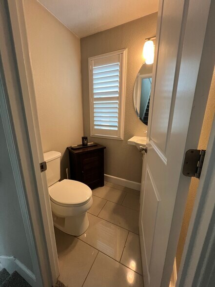 1/2 bath on middle floor - 2904 Worthing Cmn