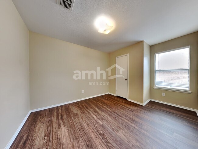 Building Photo - 3525 Beatriz Dr