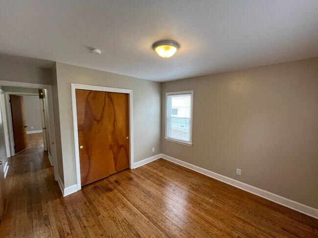 Building Photo - Charming 3-Bedroom 2-Bath with Beautiful Hardwood Floors