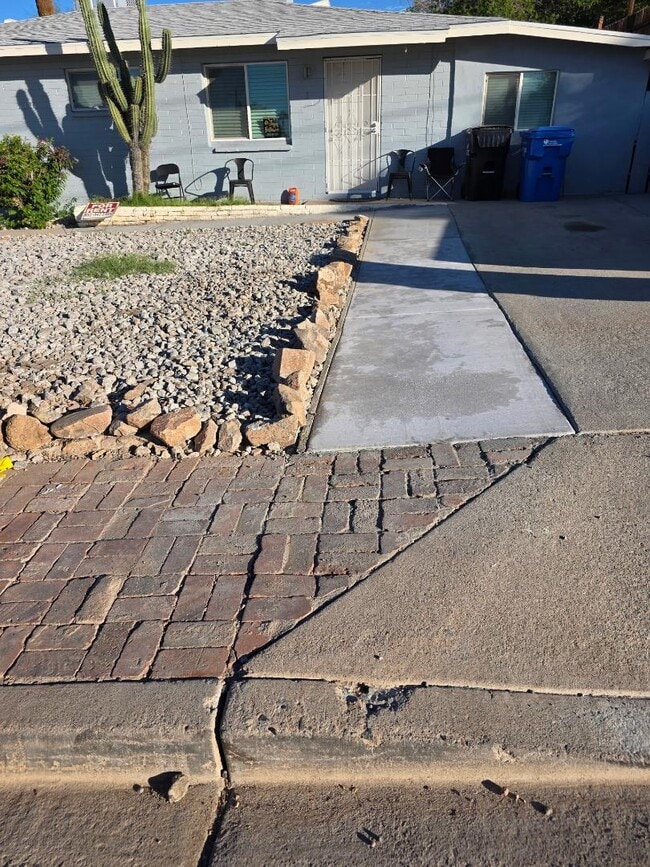 Building Photo - 1320 W Sahuaro Dr