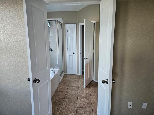 Building Photo - 11109 Persimmon Gap Dr