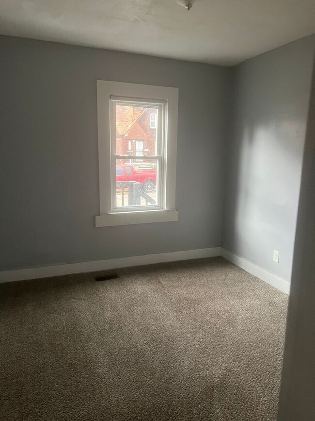 Building Photo - 2 bedroom/ 1 bathroom Detroit's Westside Home