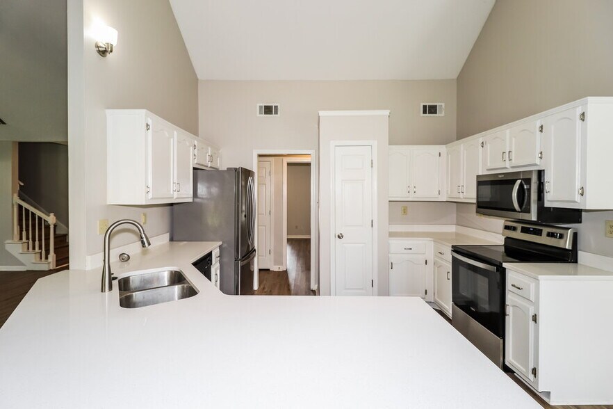 Building Photo - 6752 Oakmoor Cir S