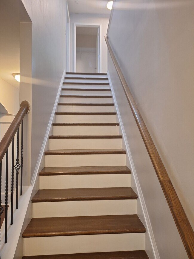 Building Photo - Magnificent Two Story Four Bedroom Home in Northeast Columbia!