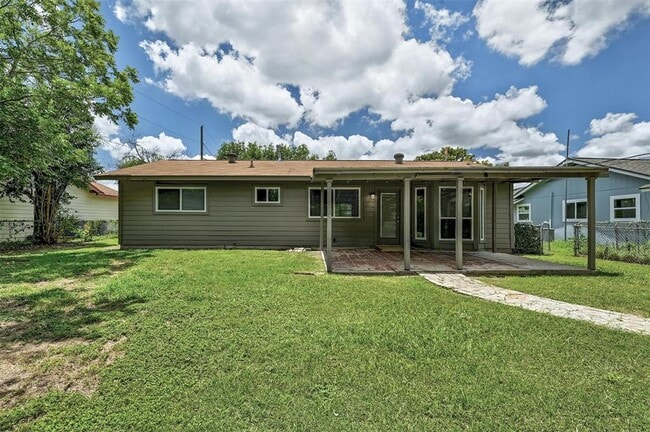 Building Photo - 8527 Maine Dr