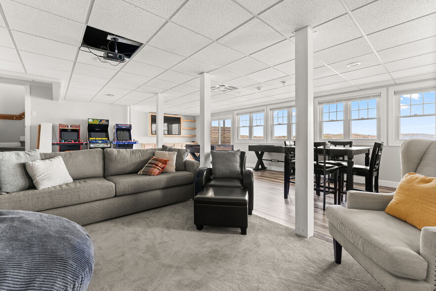 Building Photo - 1465 E Lakeshore Dr