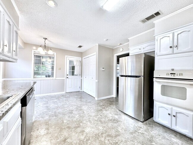 Building Photo - Beautiful Sherwood Oaks 3BR/2BA Home With Patio, Carport & Security Features!