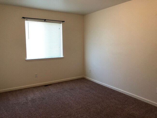 Building Photo - Fantastic Townhome in Wellington