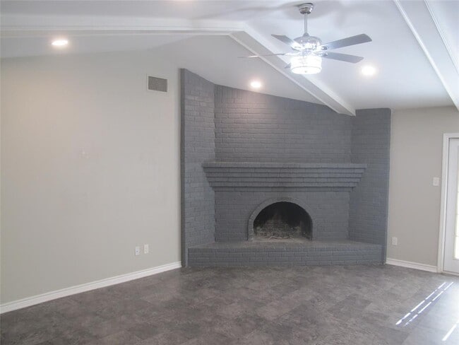 Building Photo - 3504 Roanoke Dr
