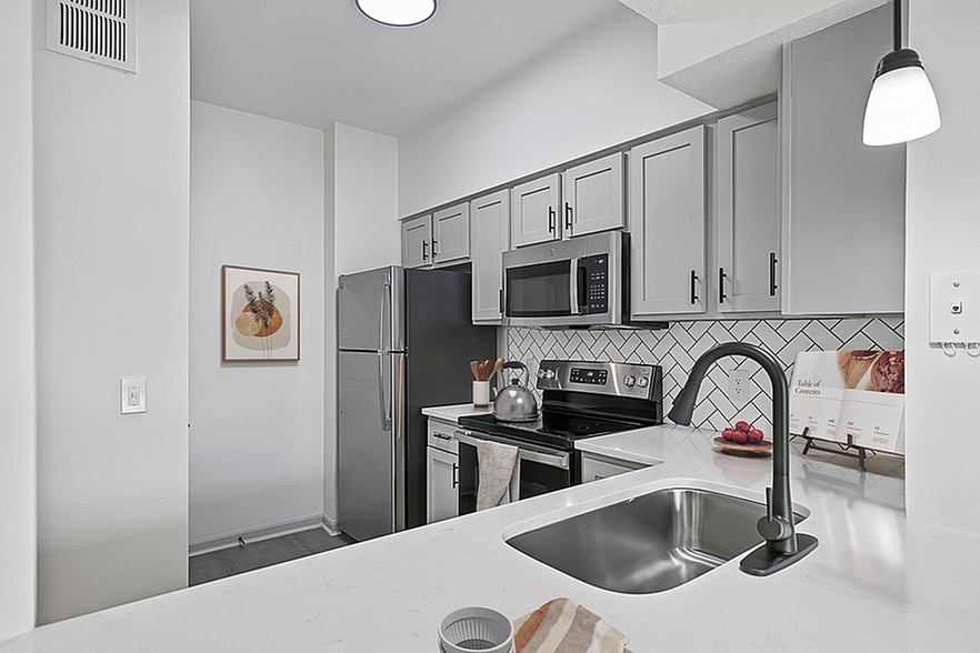 1x1 564 sqft A1U - Kitchen_001 - Halston Four Corners