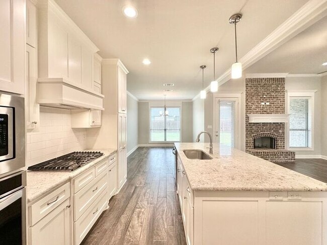 Building Photo - Available Now! Stunning 3 Bedroom 2 Bath i...