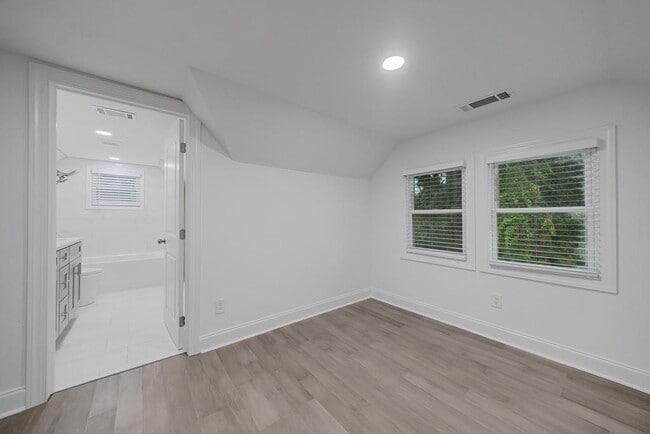 Building Photo - 593 Lynnhaven Dr SW