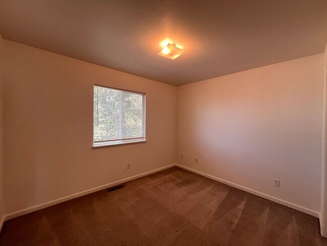 Building Photo - 725 Starlite Dr