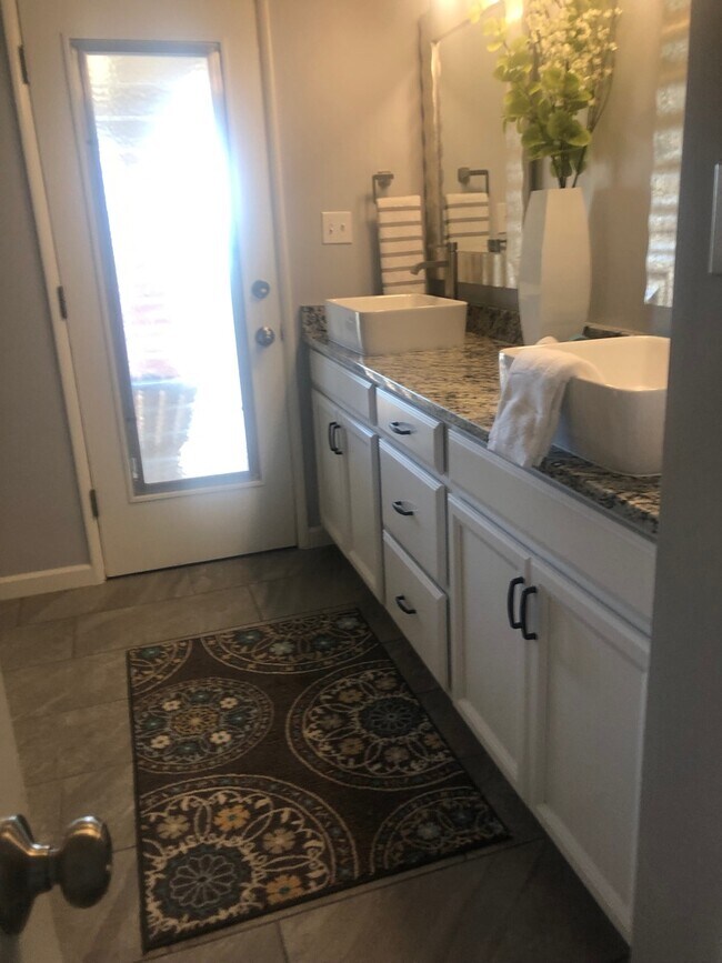 Building Photo - Gorgeous 3 bedroom, 2 bath