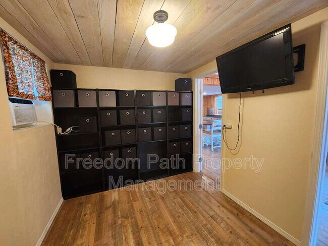 Building Photo - 20 Lilac Ln