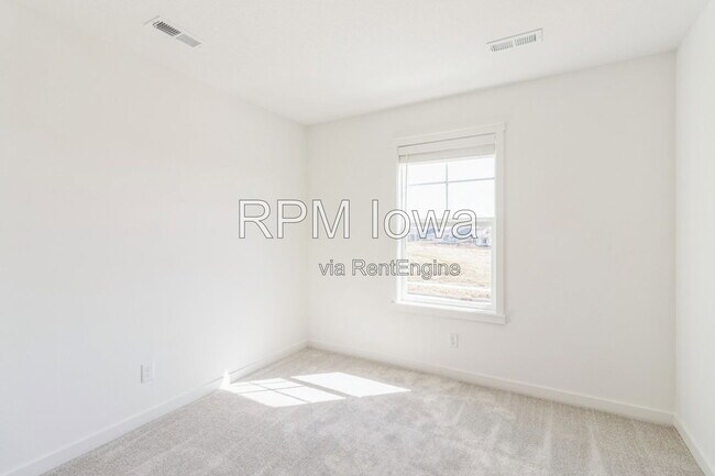 Building Photo - 1241 NW Yorktown Dr