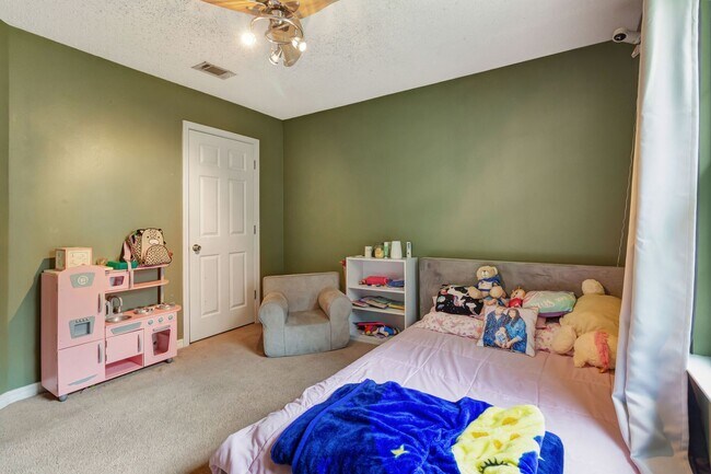 Building Photo - 3 Bedroom in Navarre! Move In $200 off 1st...