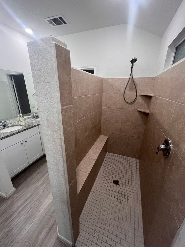 Building Photo - 3 bed 2 bath with a flex space, fenced in ...