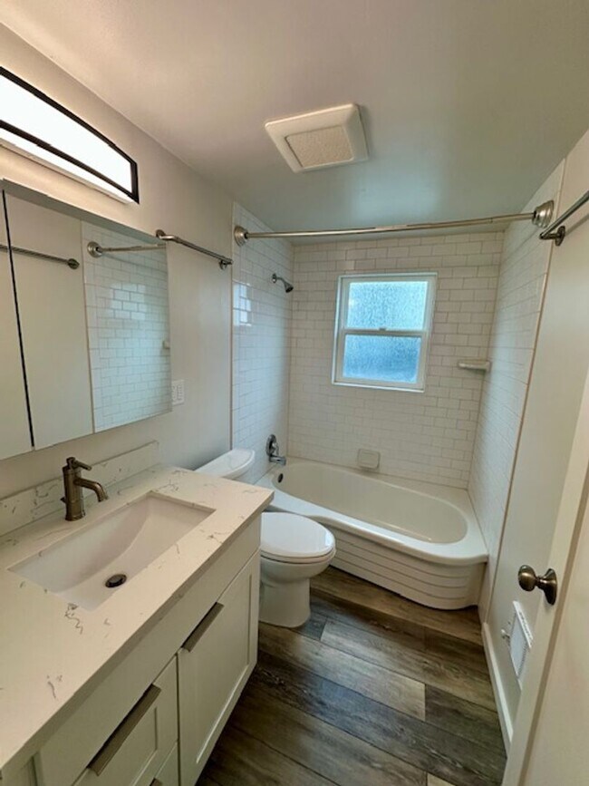 Building Photo - 127 5th Ave W