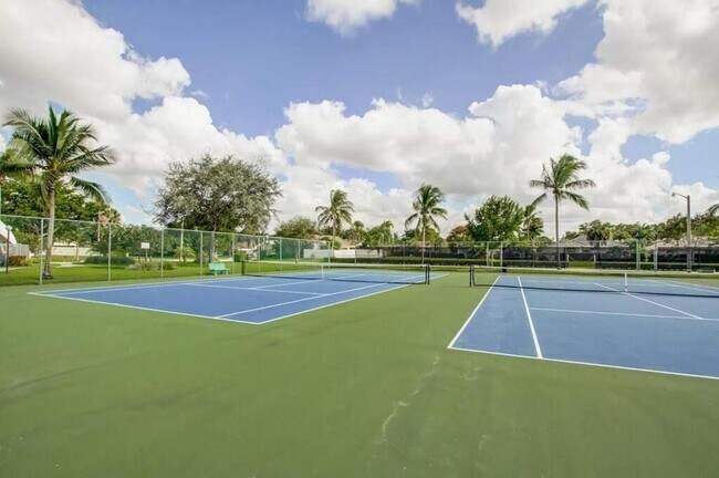 Building Photo - 9709 Sunny Isle Cir