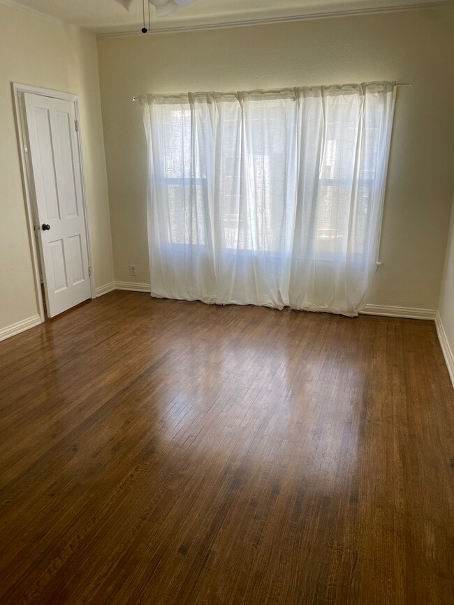 bedroom - 5906 San Vicente Blvd