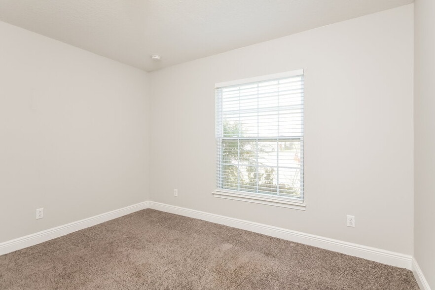 Building Photo - 1004 Dartmoor Pl