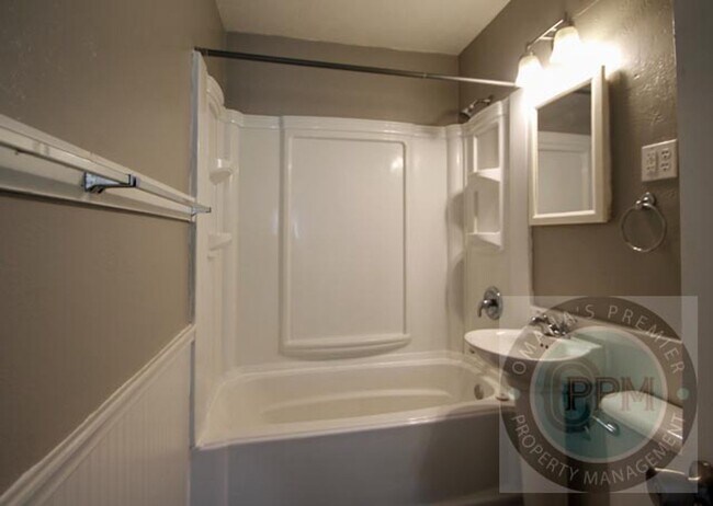 Building Photo - 3Bed House in District 66!