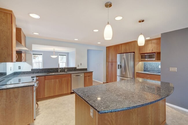 Building Photo - Kirkland Rambler with Amazing Back Yard!