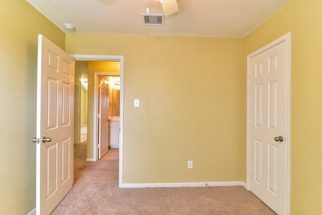 Building Photo - 4002 Hollow Cove Ln