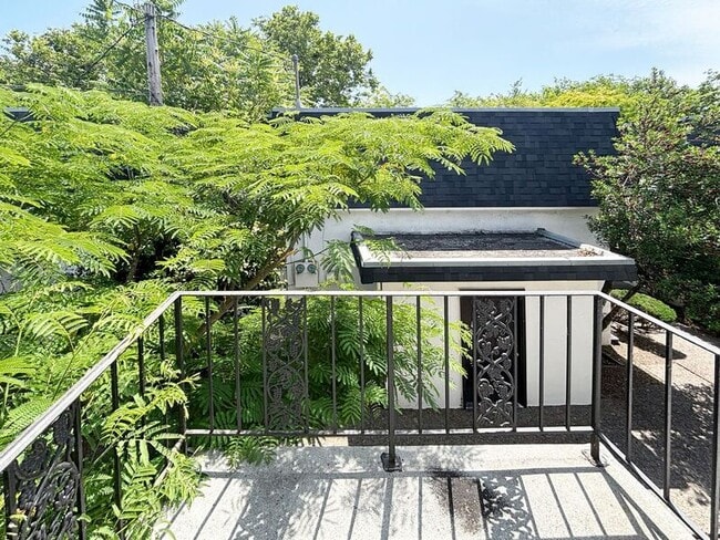 Building Photo - 1111 W 6th Ave