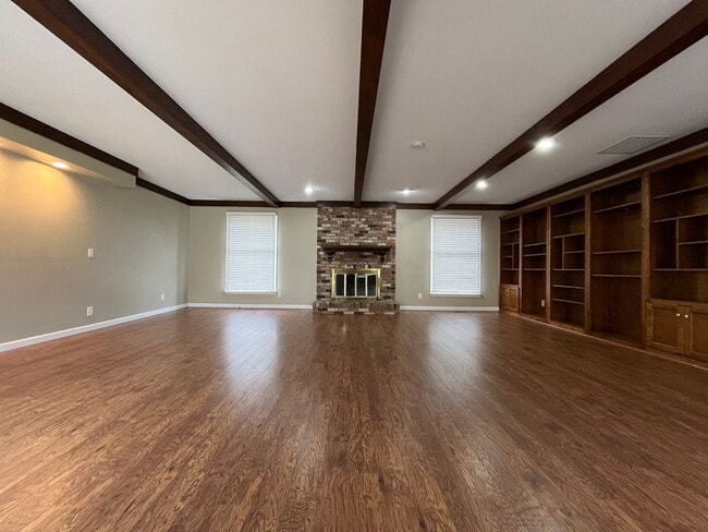 Building Photo - Very Large Home South of Warsaw 4 Bedroom