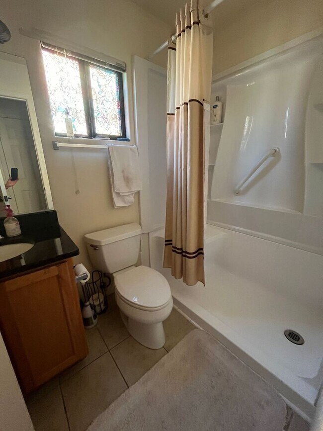 Building Photo - Furnished monthly rental home with long te...