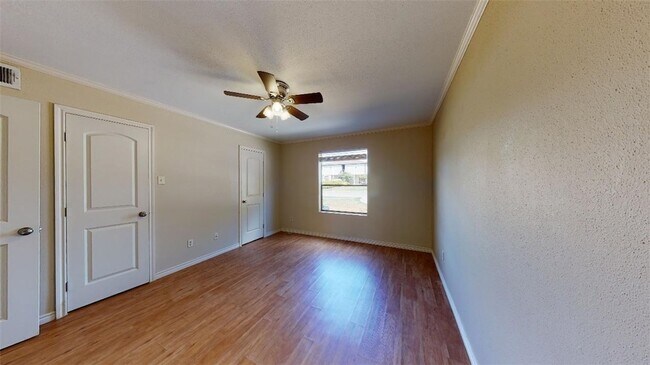 Building Photo - 904 University Oaks Blvd