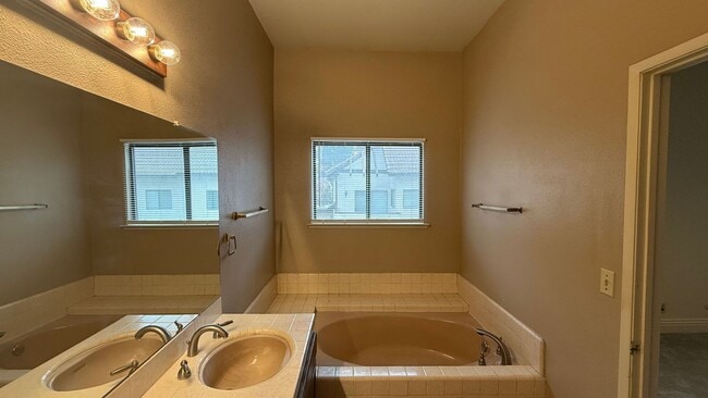 Building Photo - Must See! Beautiful 2-Bedroom Condo in the Heart of Fresno