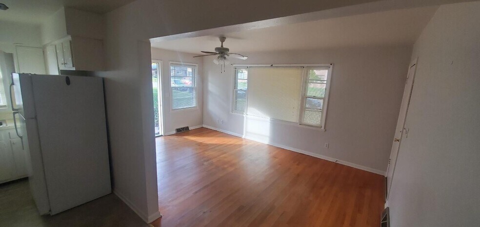 Building Photo - 5841 Garrett Ln