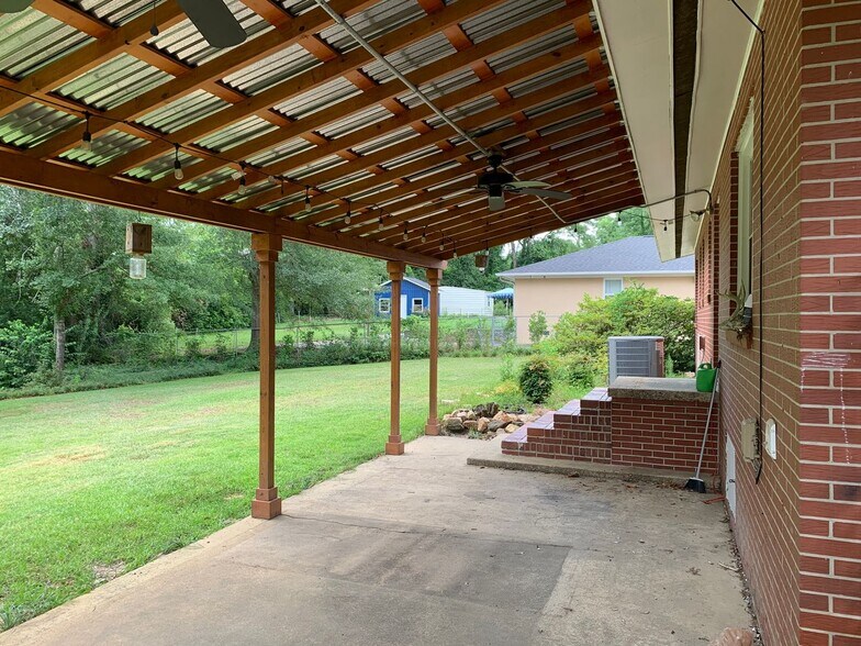 Building Photo - Super Cute One Level Home Across from New ...