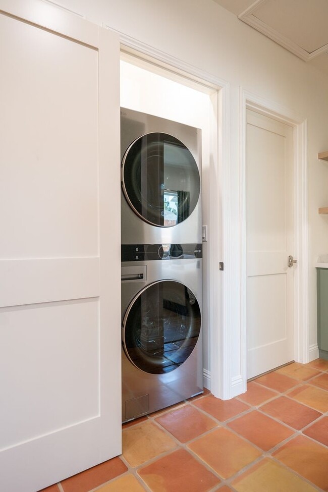 Building Photo - Contemporary New home in Monrovia