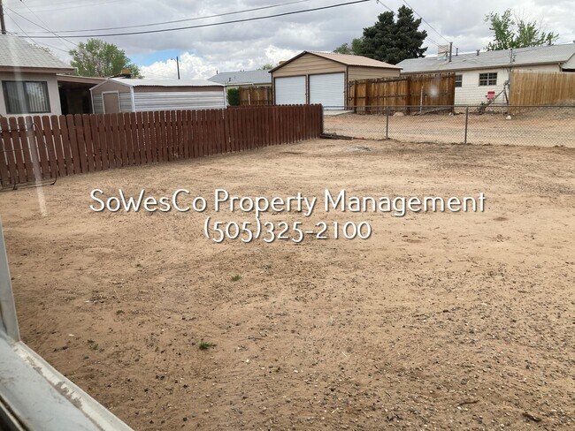 Building Photo - Cute 3 Bedroom Home with Garage